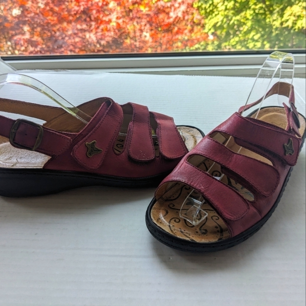 PORTOFINO ADRIANNA BURGUNDY  STRETCH VELCRO SANDALS SIZE 38 (US7.5/8)